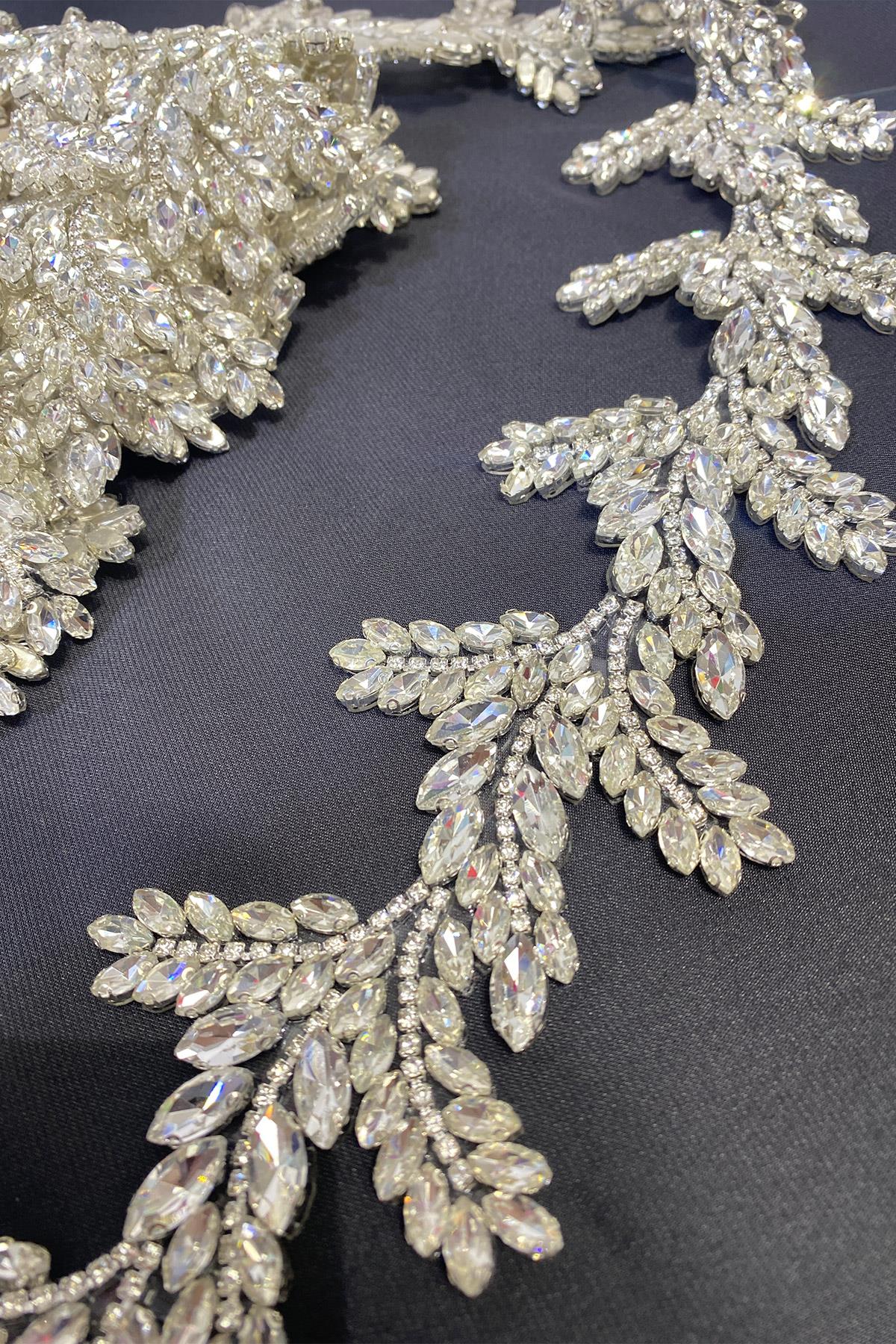 فستان سهرة بتصميم واسع من حجر المكوك مع حدود حجرية مخططة