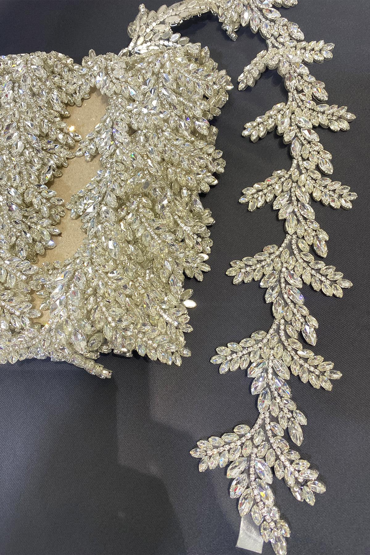 فستان سهرة بتصميم واسع من حجر المكوك مع حدود حجرية مخططة