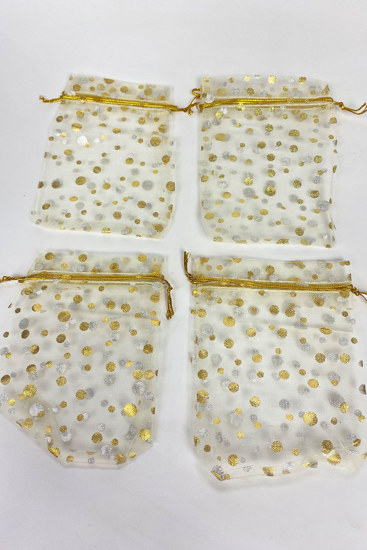 مسبحة فضية ذهبية مقاس كيس تول 100 قطعة 9 * 12