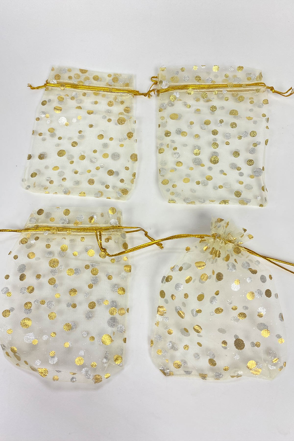 مسبحة فضية ذهبية مقاس كيس تول 100 قطعة 9 * 12