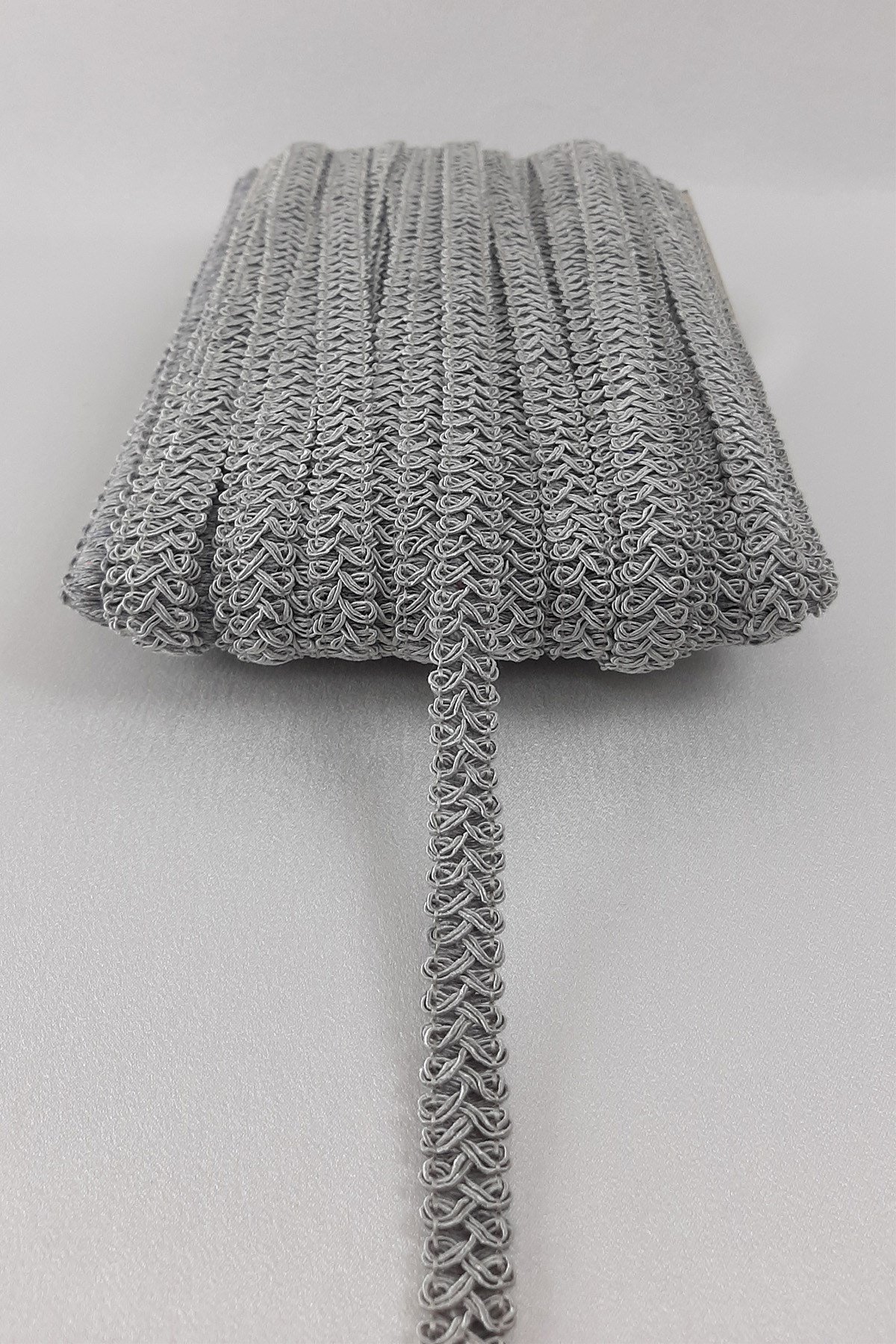 حجر مائي مزخرف باللون الرمادي