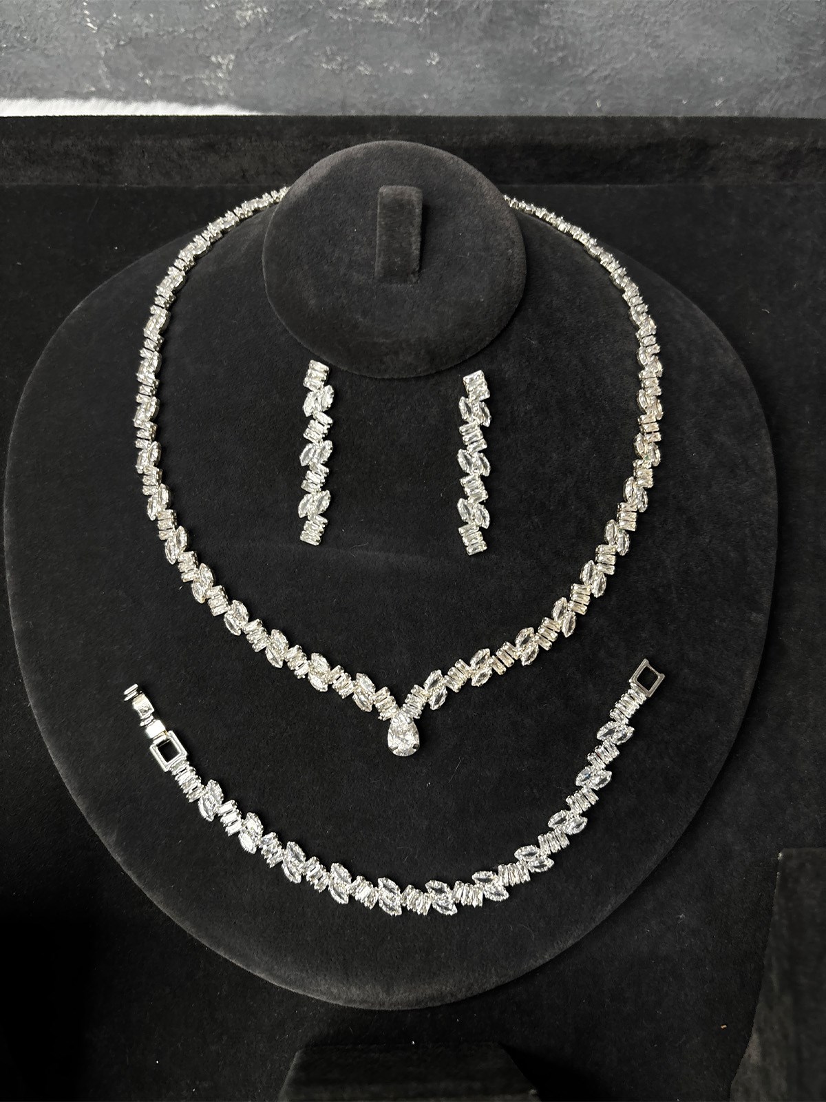 Gümüş Rengi Parlak Zirkon Taşlı 3lü Takı Seti Kolye Küpe Bileklik Abiye