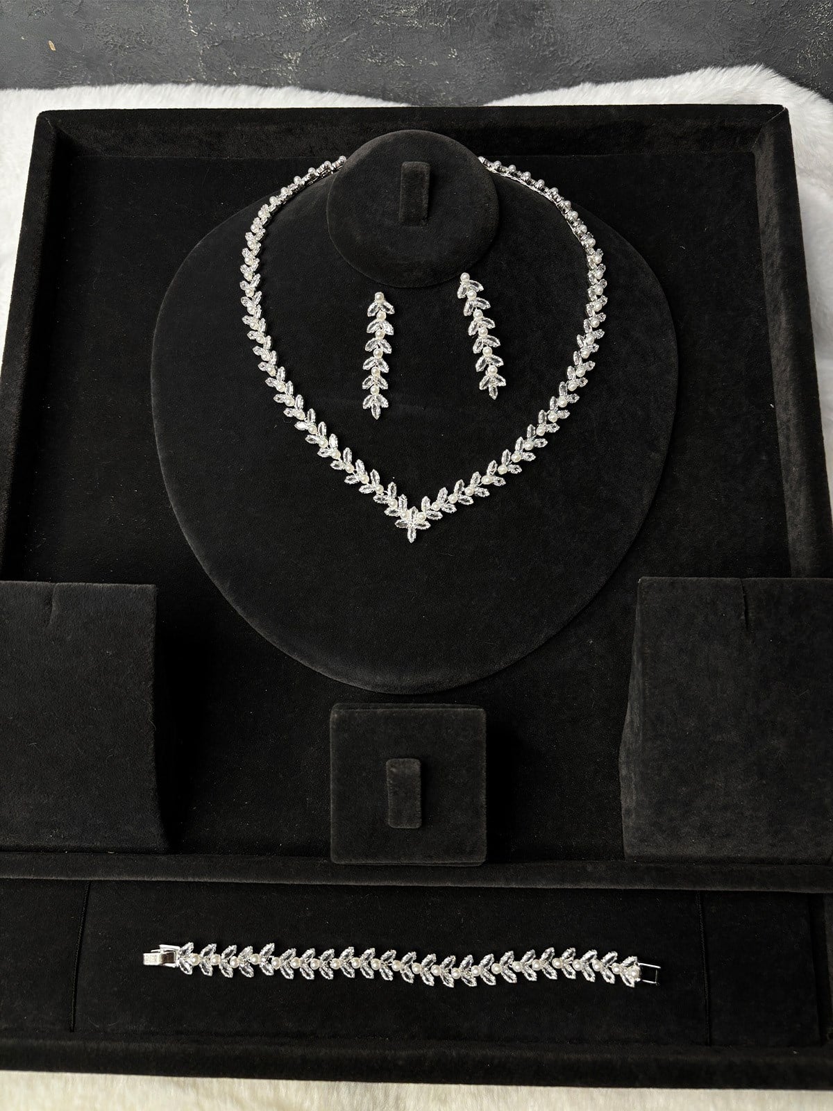 Gümüş Rengi Premium Zirkon Taşlı Kolye Küpe Bileklik Set Lüks Davet Takı