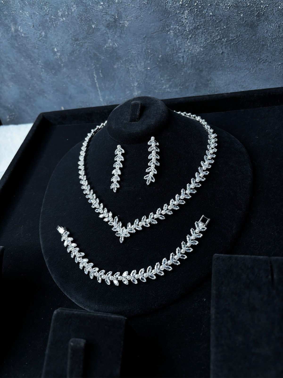 Gümüş Rengi Premium Zirkon Taşlı Kolye Küpe Bileklik Set Lüks Davet Takı