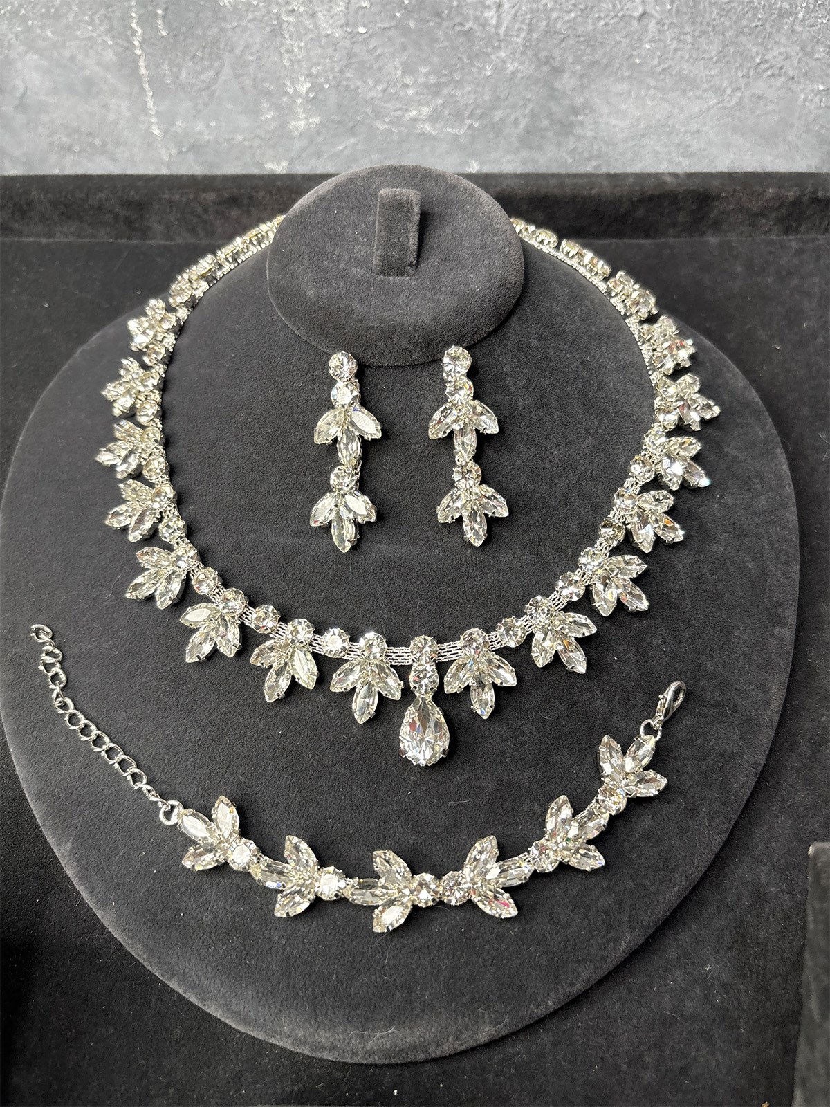 Gümüş Rengi Taşlı Kolye Küpe Bileklik Set Gösterişli Lüks Gelin Nişan Davet Takı
