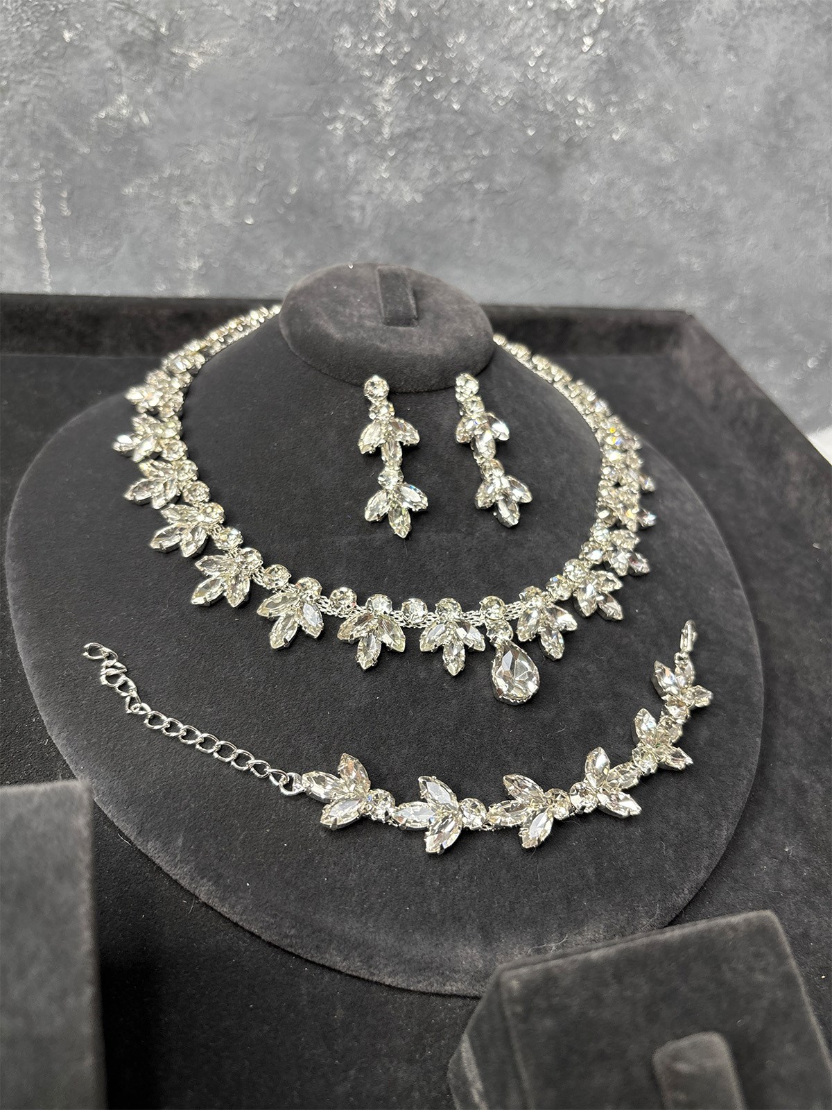 Gümüş Rengi Taşlı Kolye Küpe Bileklik Set Gösterişli Lüks Gelin Nişan Davet Takı