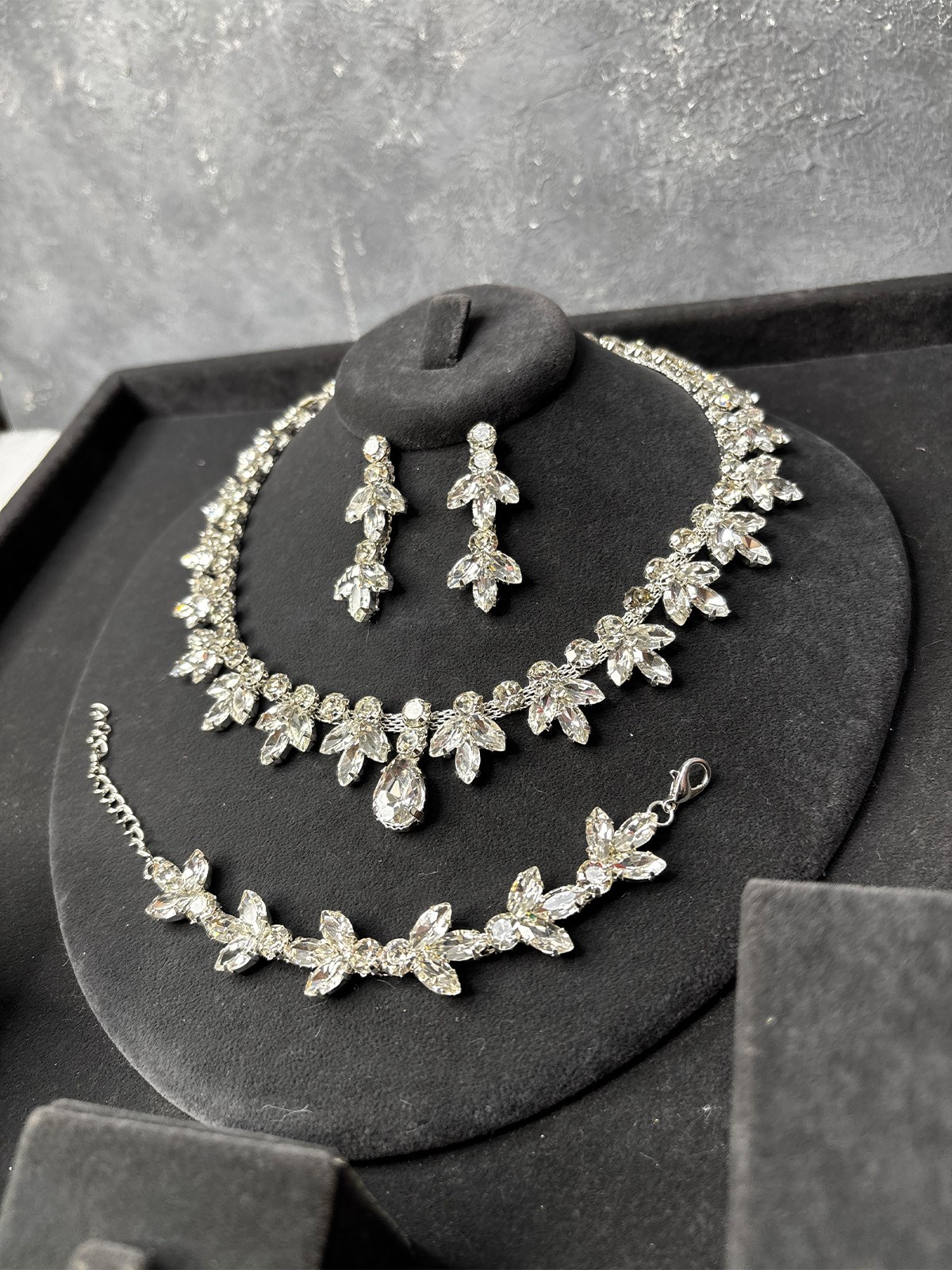 Gümüş Rengi Taşlı Kolye Küpe Bileklik Set Gösterişli Lüks Gelin Nişan Davet Takı