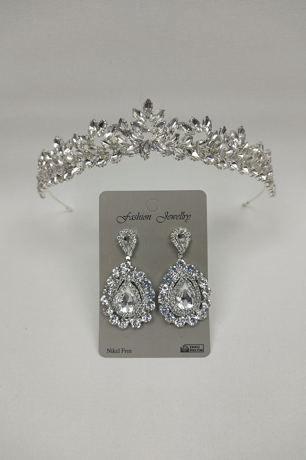 Dream Model Model Bridal Crown And Studded Earrings