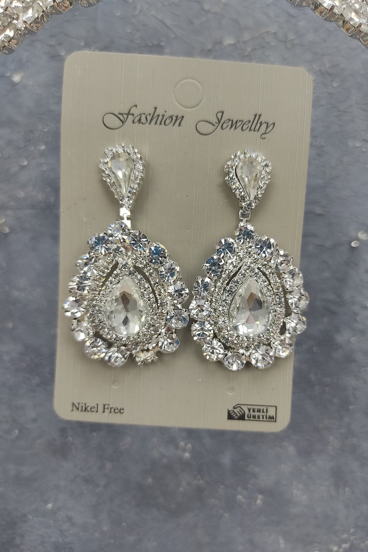 Dream Model Model Bridal Crown And Studded Earrings