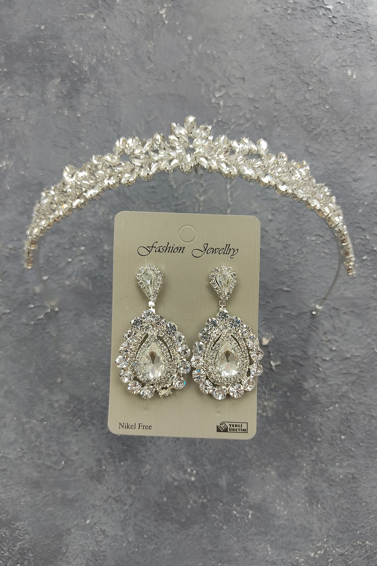 Dream Model Model Bridal Crown And Studded Earrings