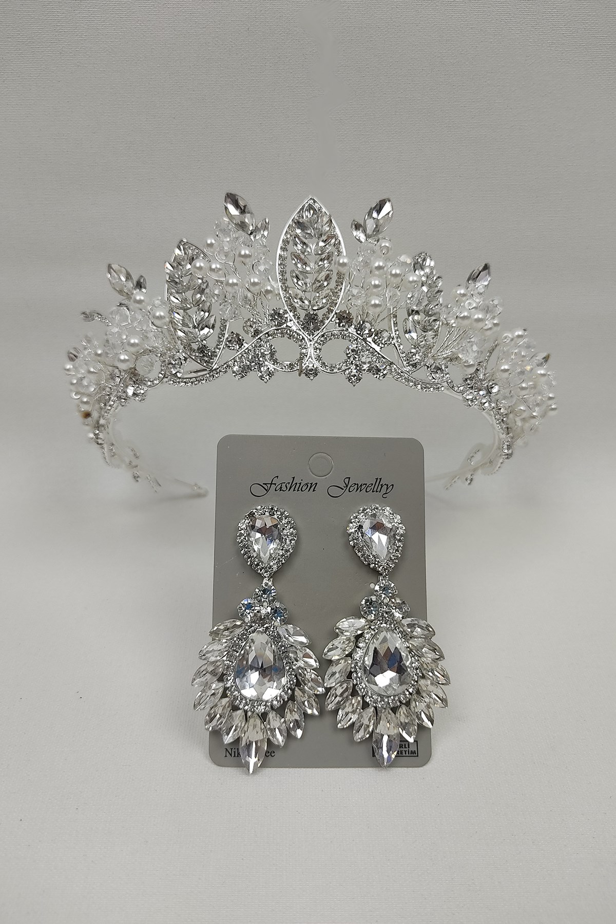 Pearl Jabbah Model Bridal Crown And Drop Stud Earrings