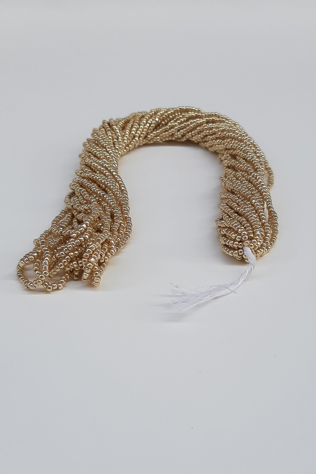 حبات رمل صفراء مطلية