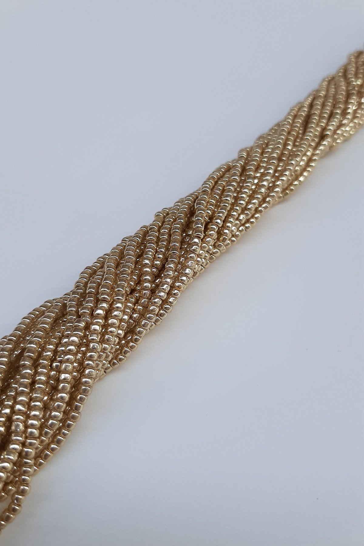 حبات رمل صفراء مطلية