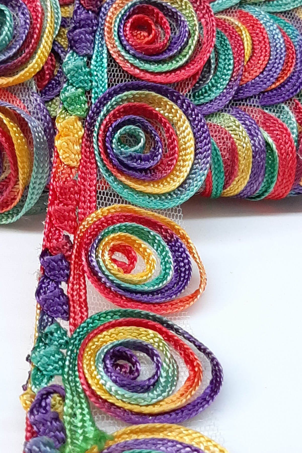 Kenar Sarmal Desenli Antik Şerit Güpür