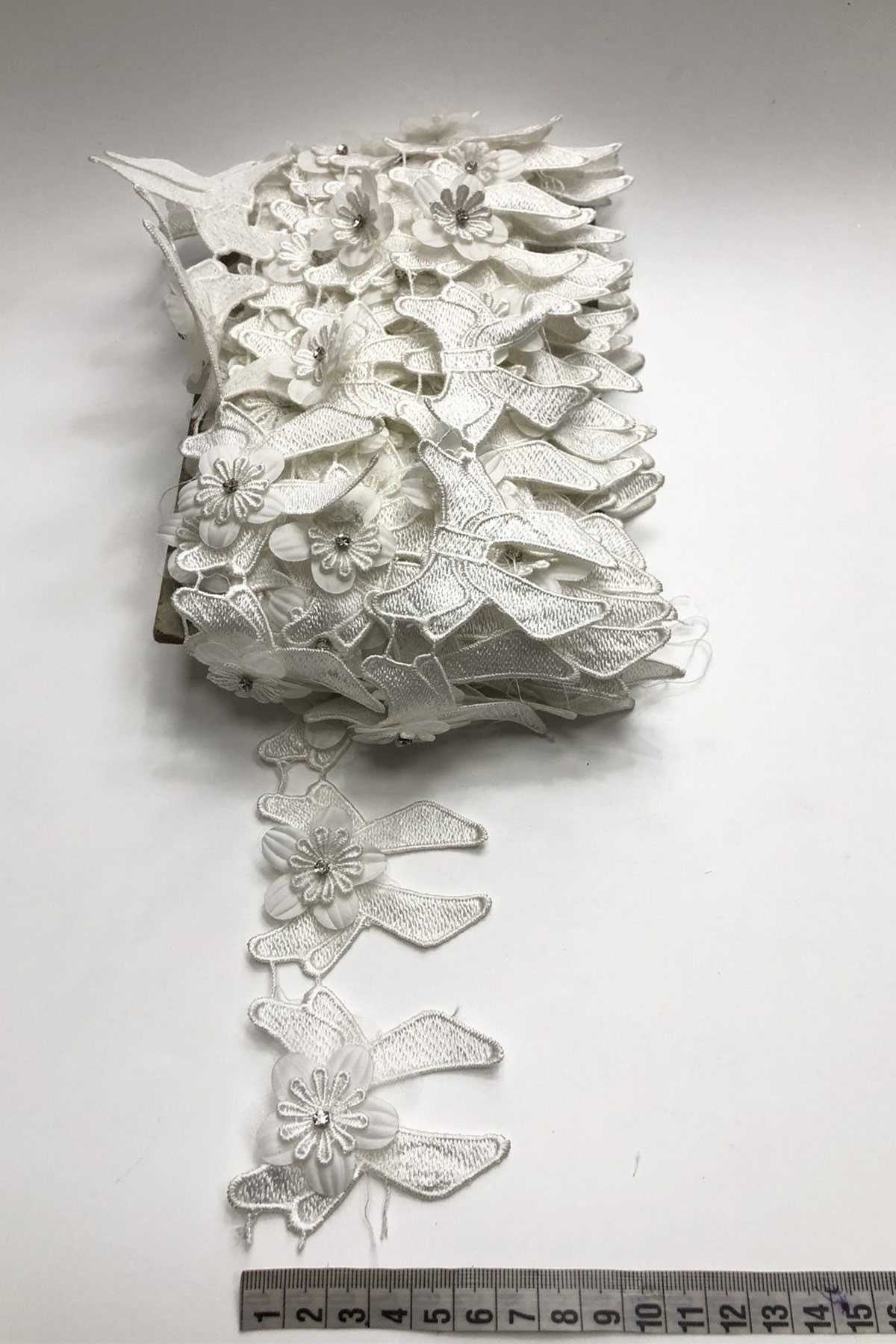 Kırık Beyaz 3 Boyutlu Fiyonklu Şerit