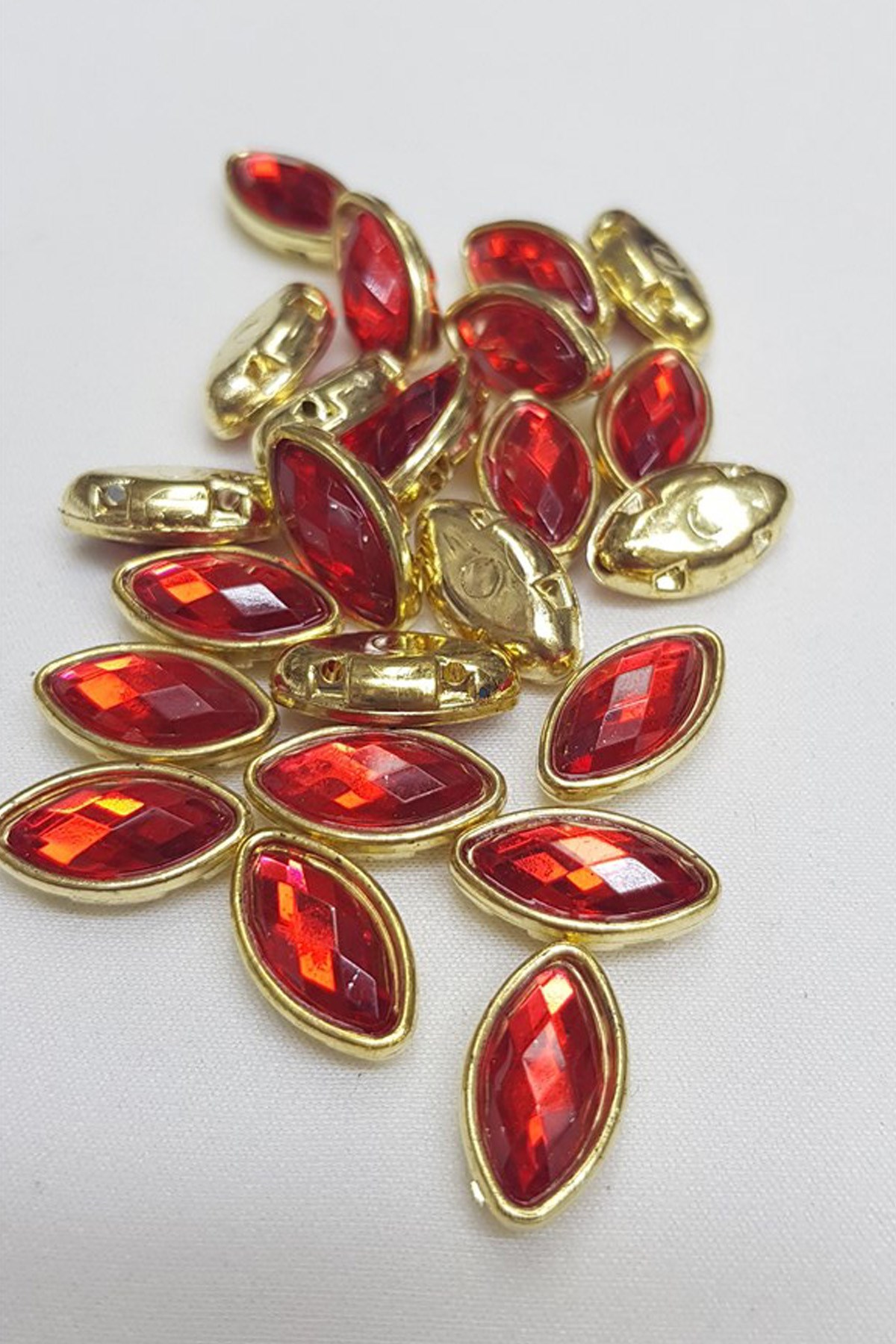 Red Shuttle Cased Stud Stone 10 pcs