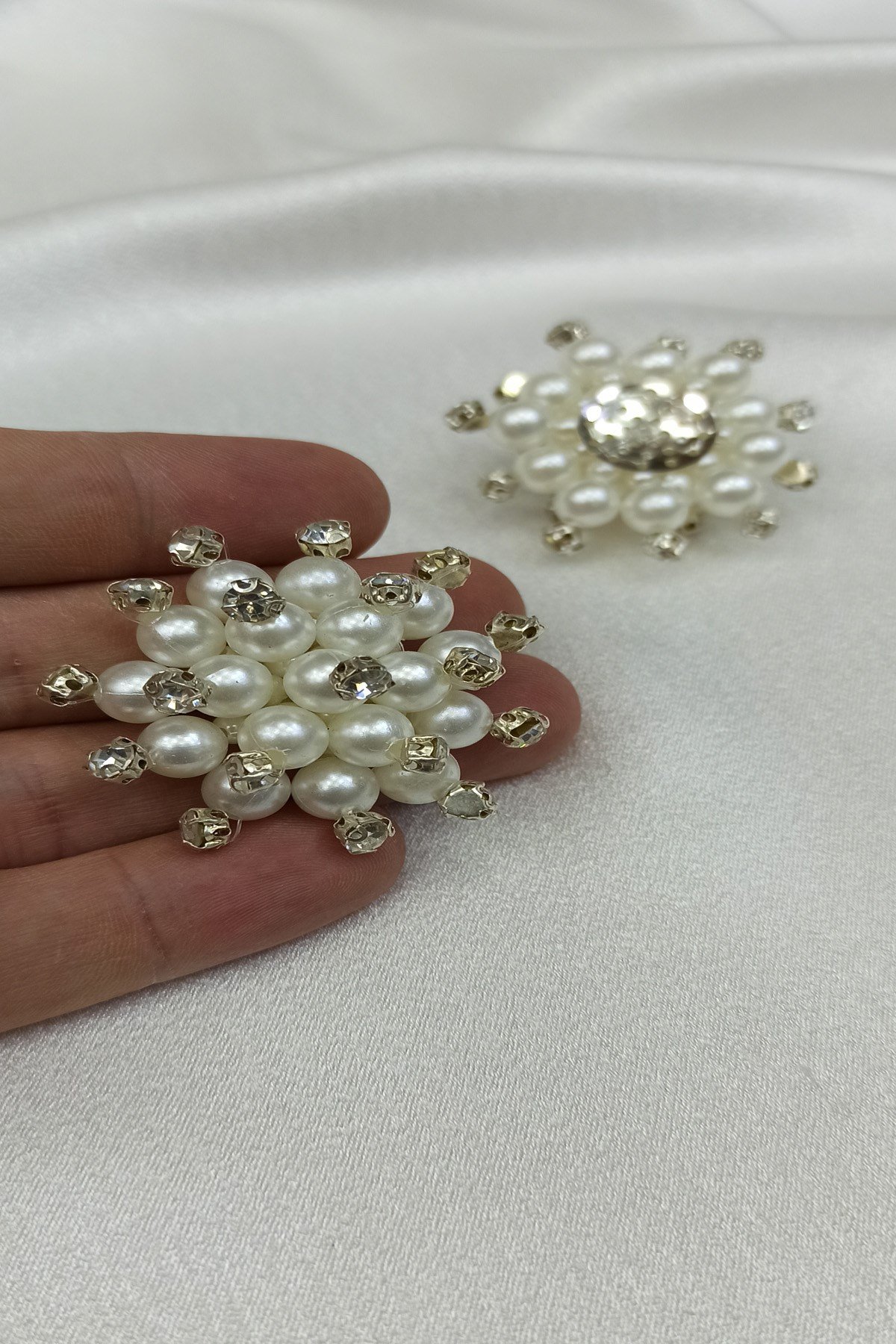 بروش حجر كريم اللؤلؤ