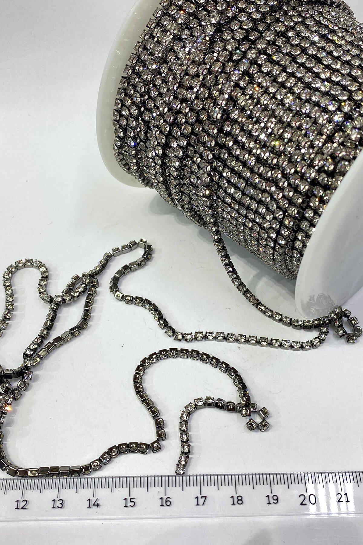 Kristal Taşlı Metal Yuvalı Şerit 12 mm 5 metre