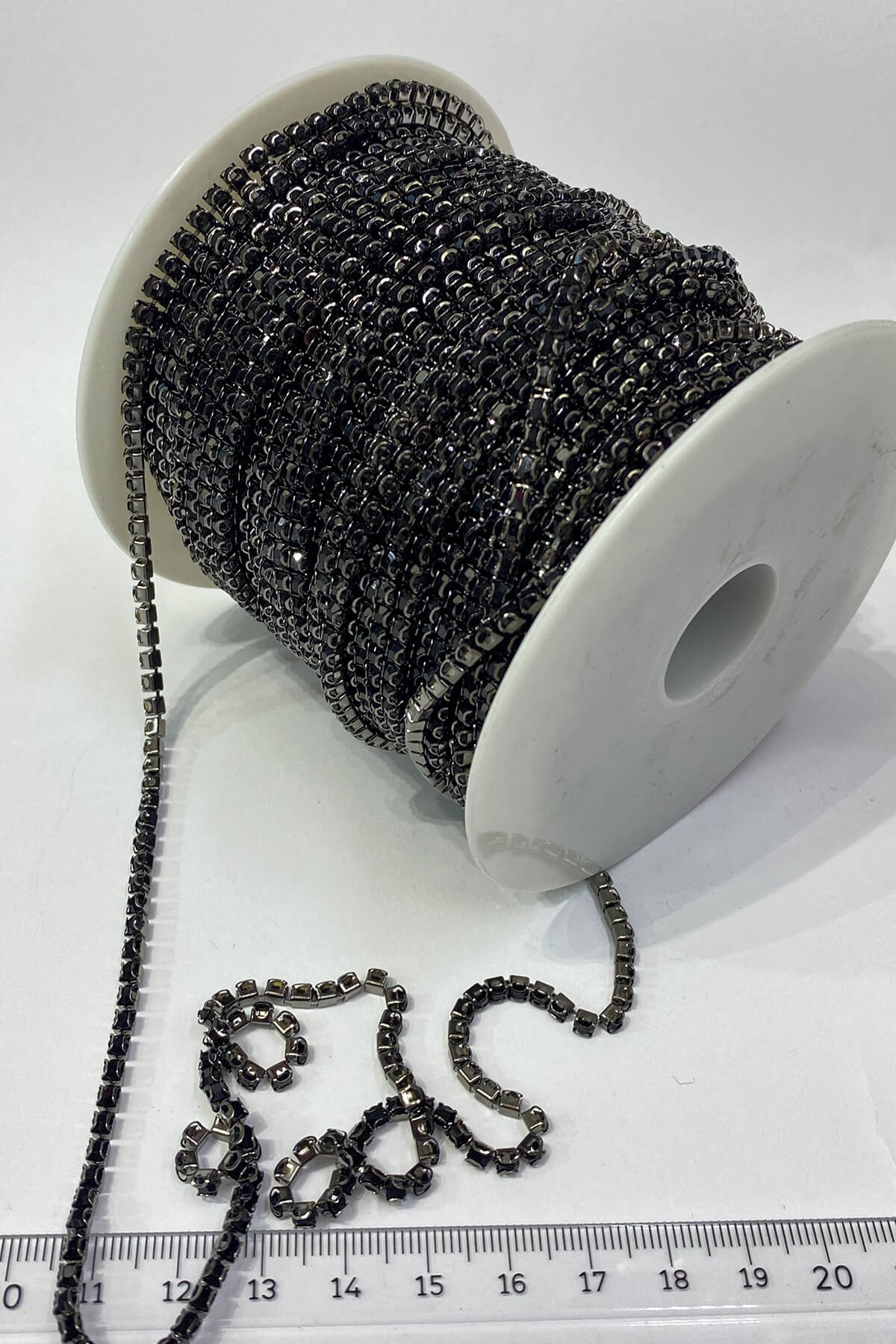 Kristal Taşlı Siyah Metal Yuvalı Şerit 12 mm 5 metre