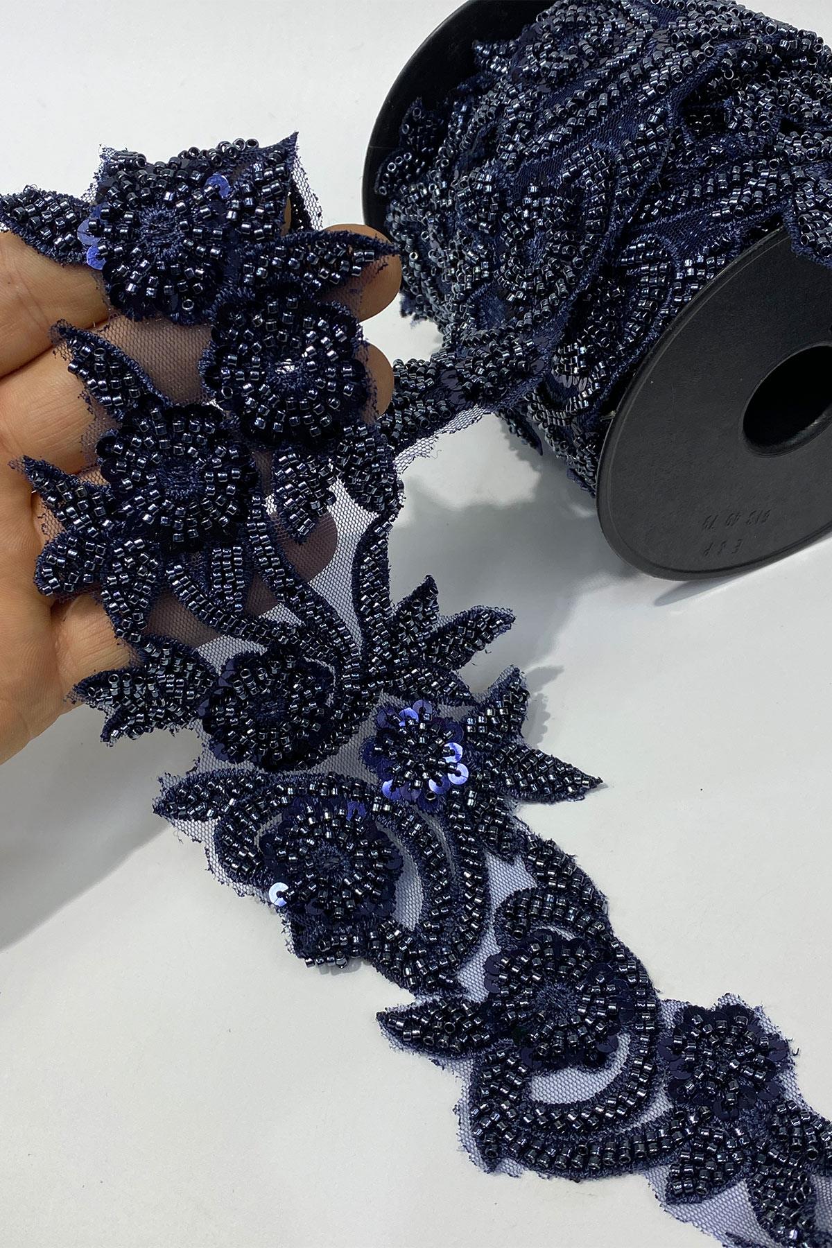 Lacivert Boncuk İşlemeli Çiçek Desen Geniş Şerit Aplik 1 Metre