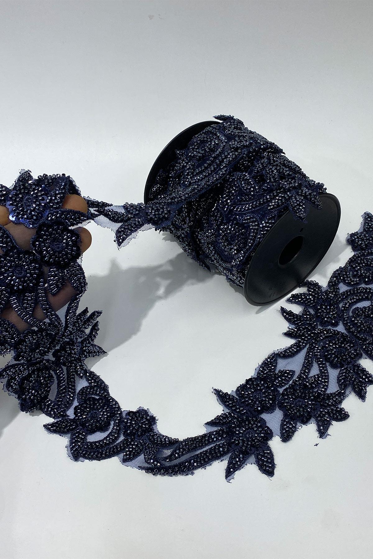 Lacivert Boncuk İşlemeli Çiçek Desen Geniş Şerit Aplik 1 Metre