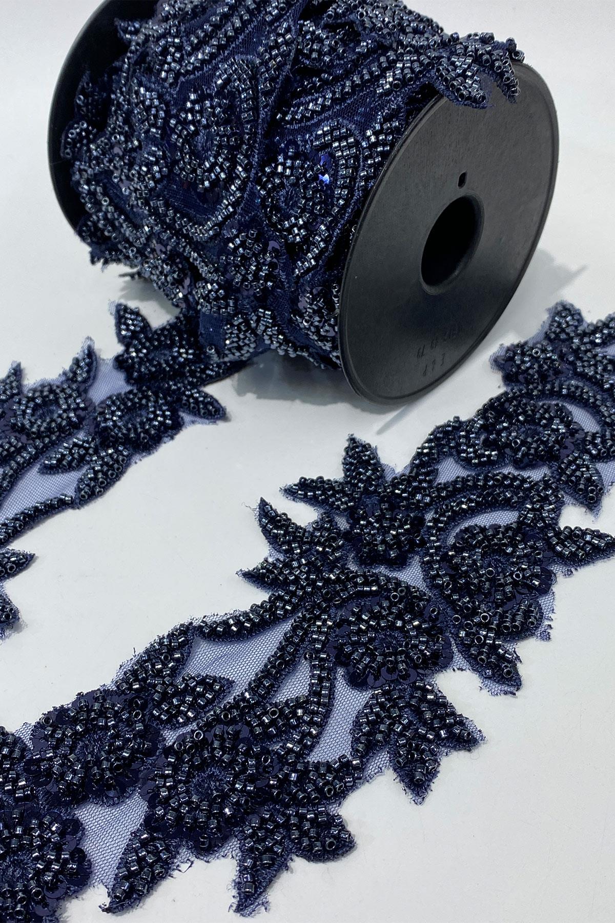 Lacivert Boncuk İşlemeli Çiçek Desen Geniş Şerit Aplik 1 Metre