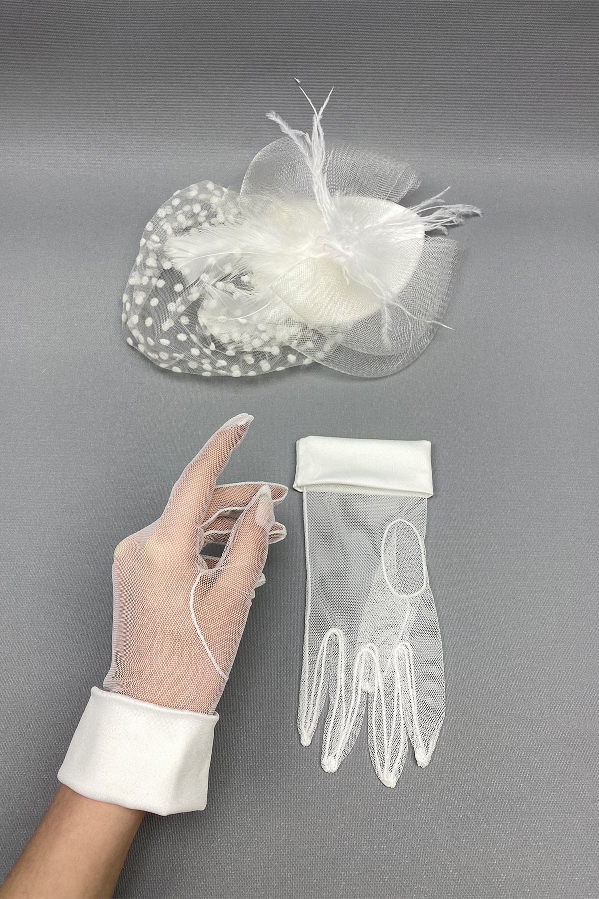 Manşetli Gelin Eldiveni ve Puantiyeli Nikah Şapkası