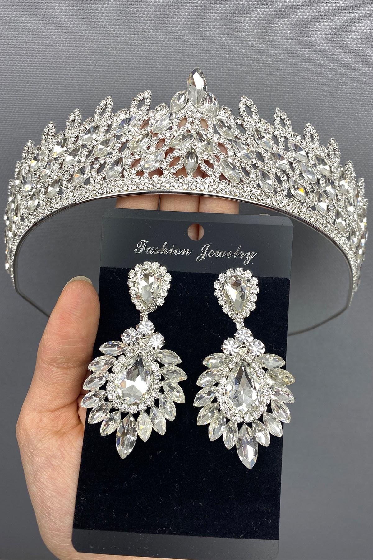ميا العرسان الحناء تيارا والأقراط