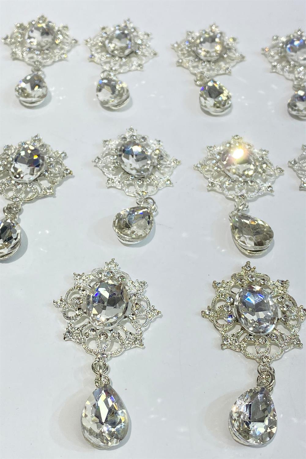 Oval Taşlı Sallantılı Broş