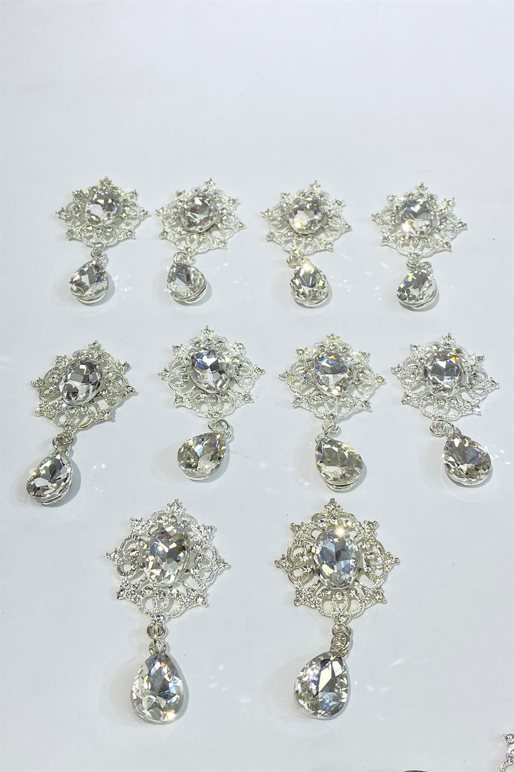 Oval Taşlı Sallantılı Broş