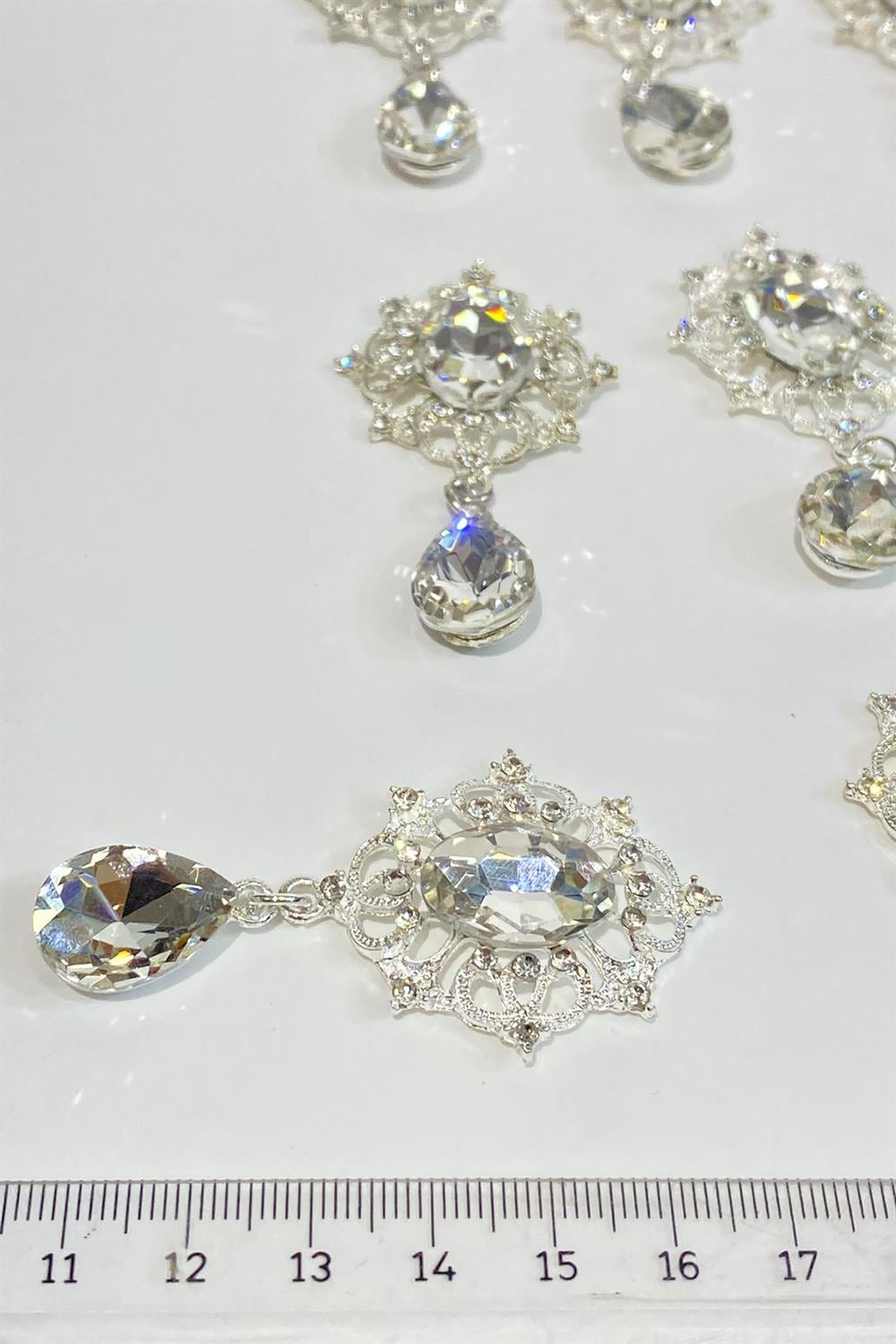 Oval Taşlı Sallantılı Broş