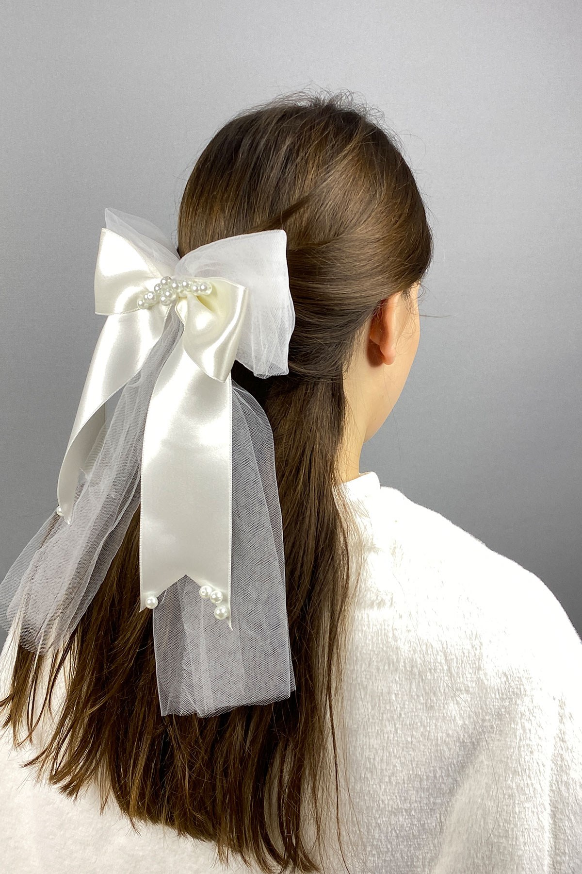 إكسسوار لؤلؤي خاص وتول للشعر