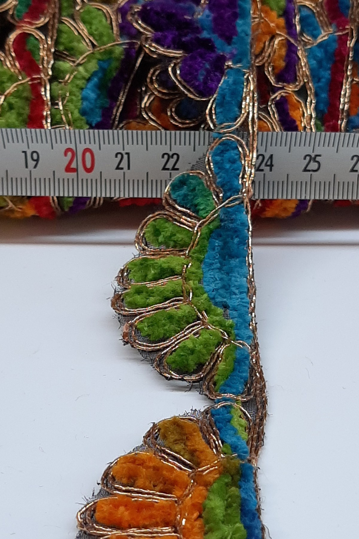 Paw Patterned Antique Stripe Guipure