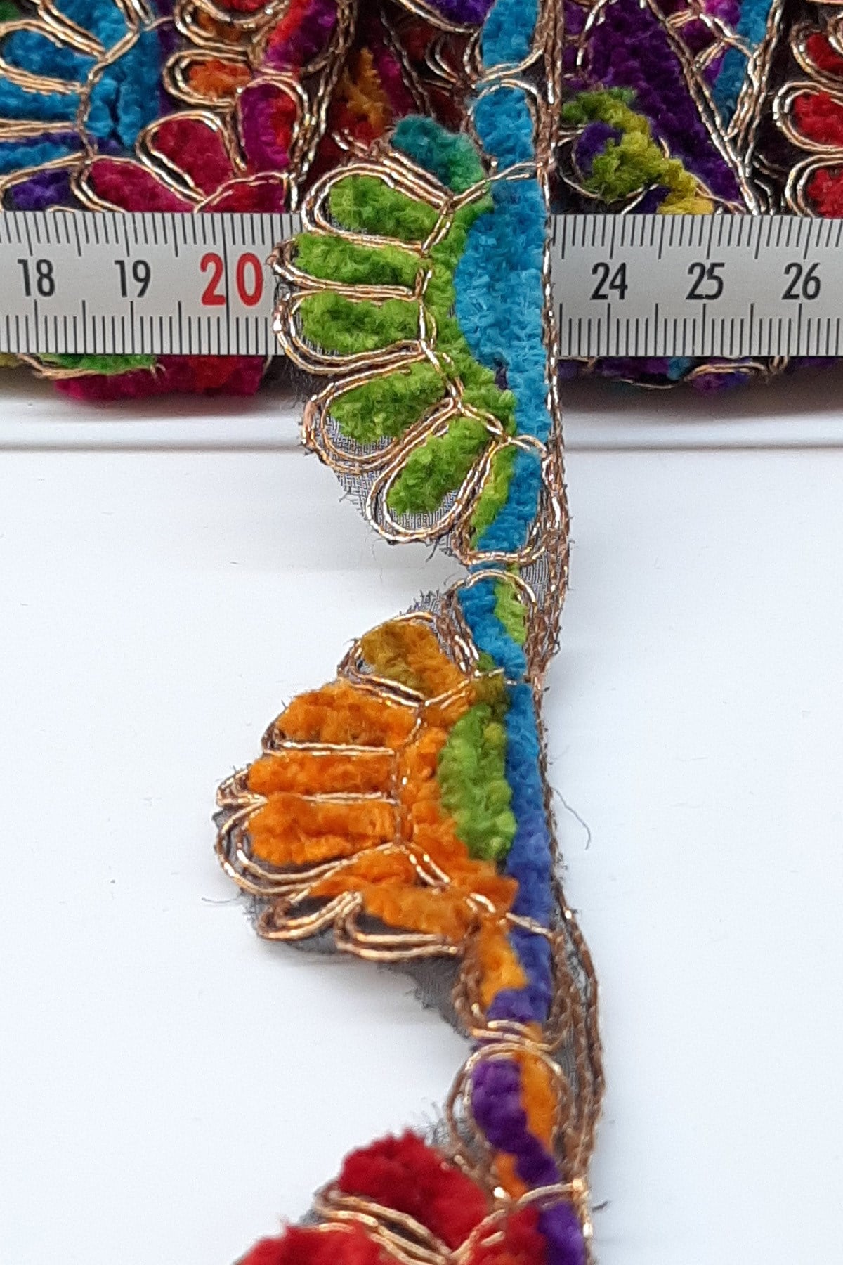 Paw Patterned Antique Stripe Guipure