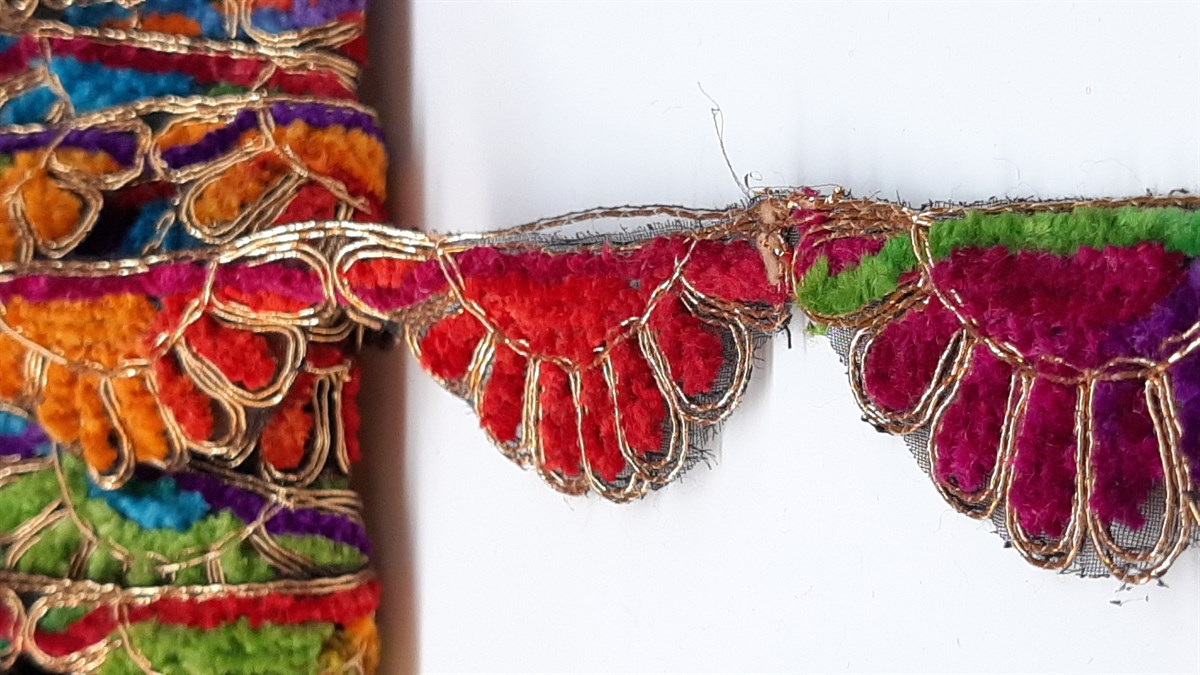 Paw Patterned Antique Stripe Guipure