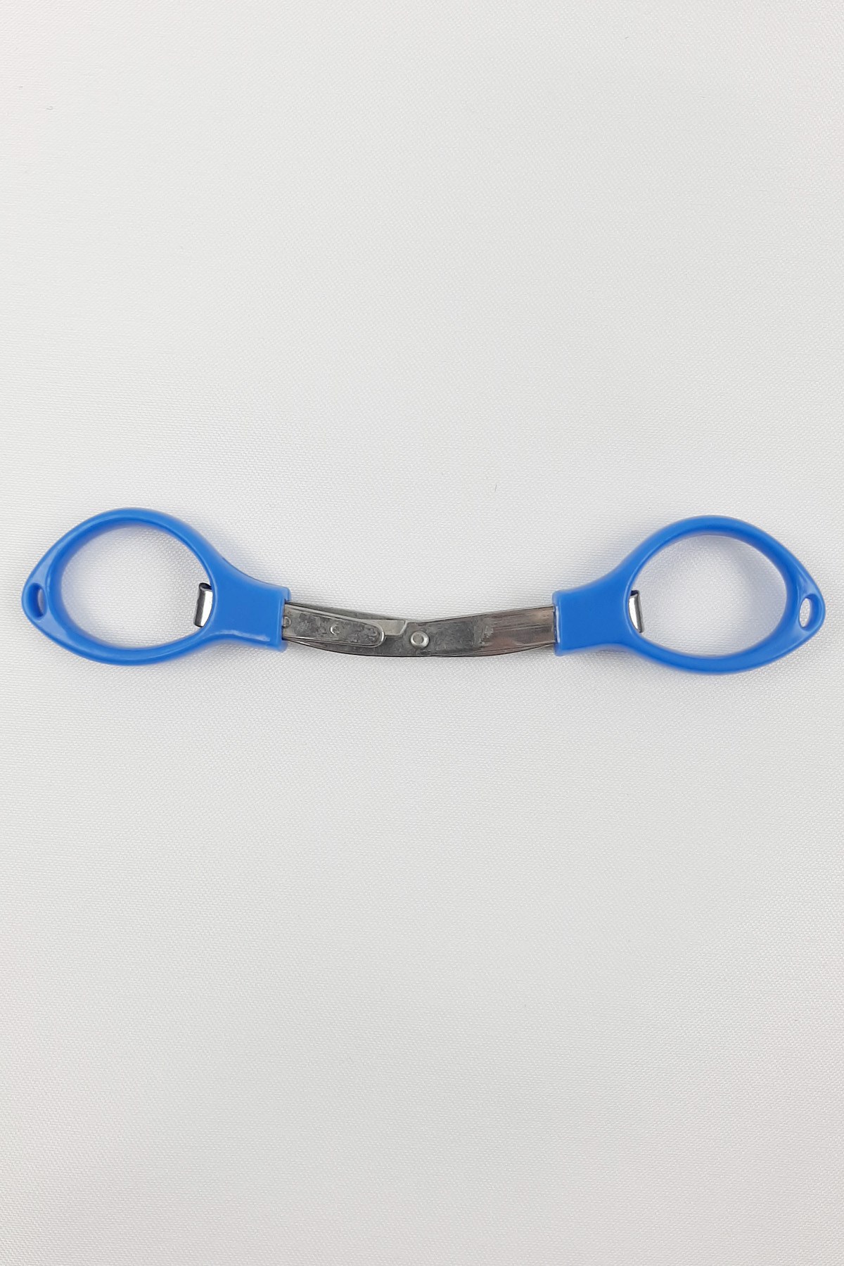 مقص عين بمقبض بلاستيكي