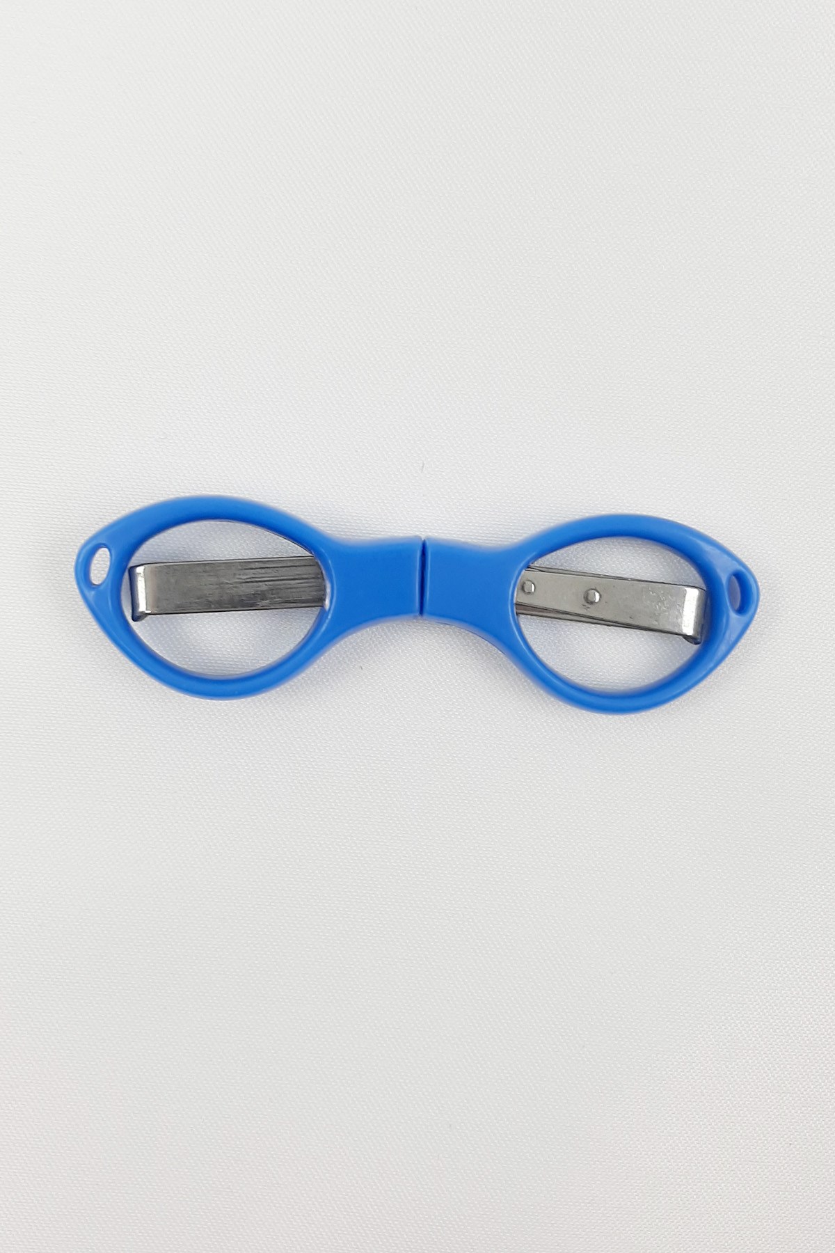 مقص عين بمقبض بلاستيكي