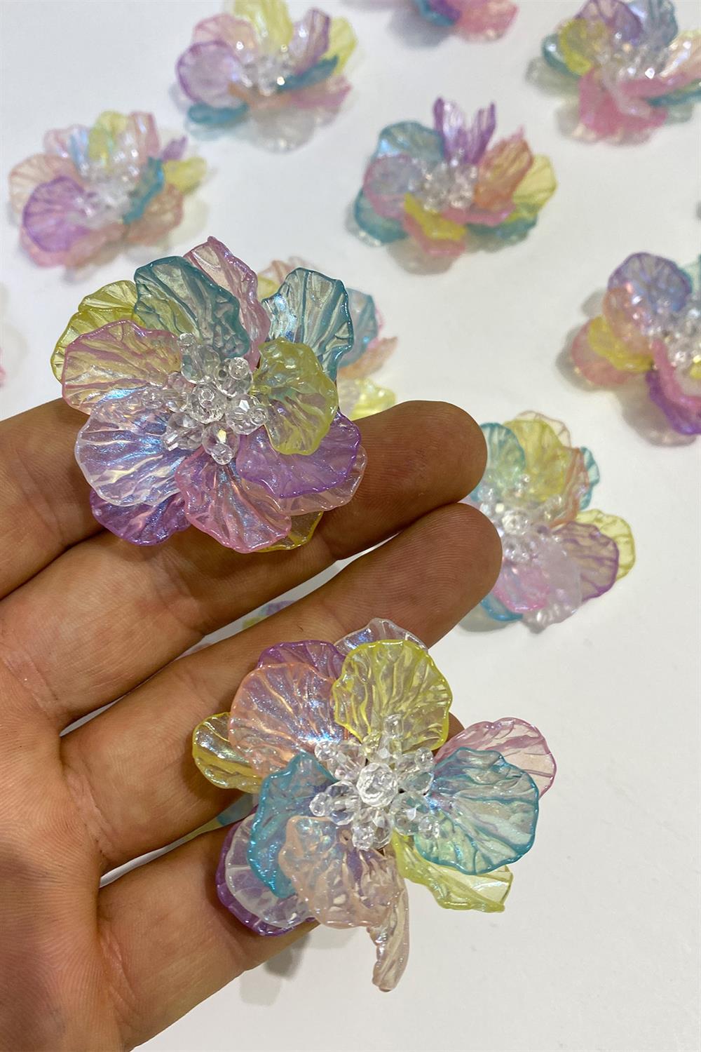 Rengarenk Sedef Yapraklı Kristal Boncuklu İncili Broş