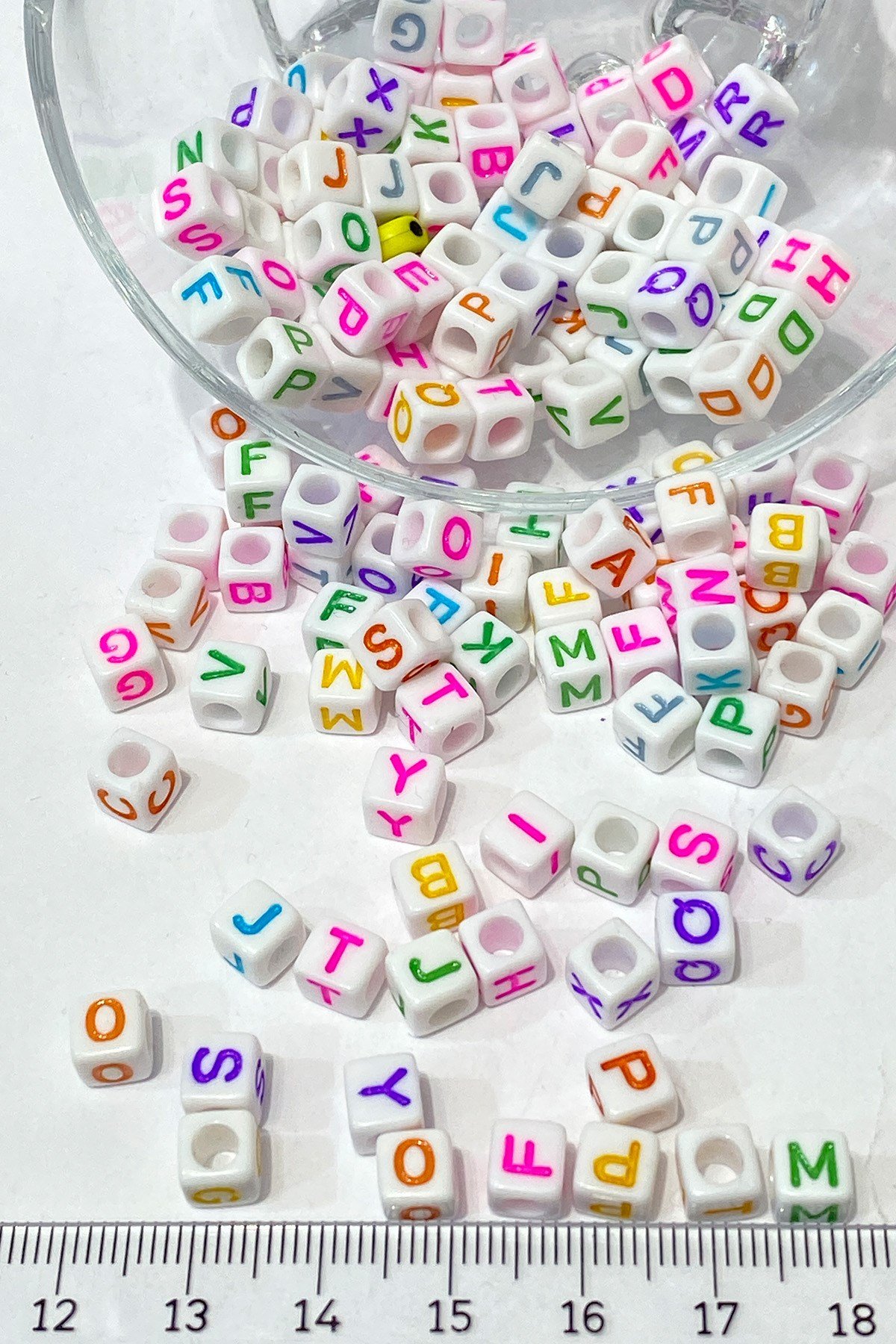 خرز حرف مربع ملون 100 قطعة