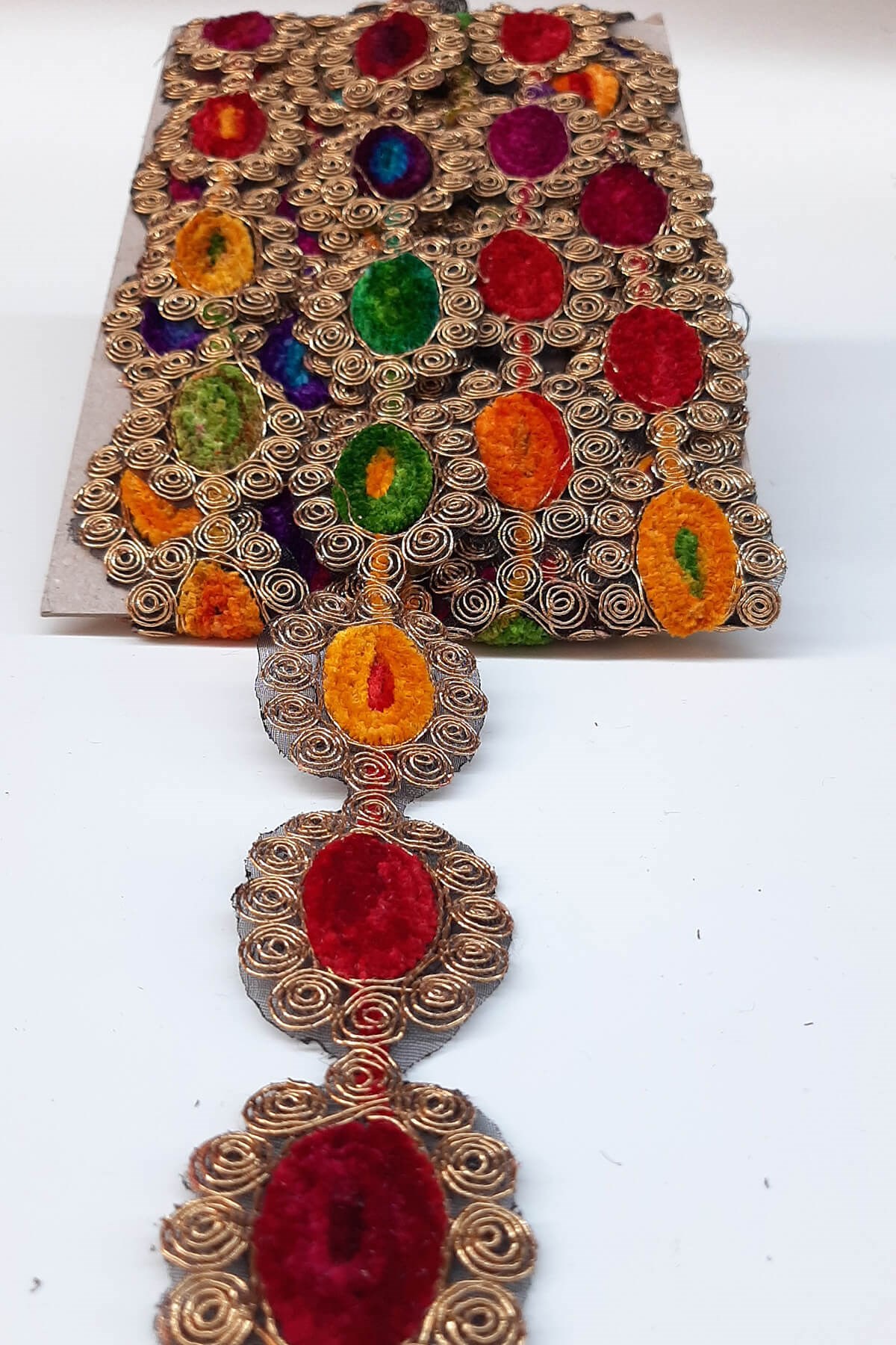 Renkli Oval Desenli Antik Şerit Güpür