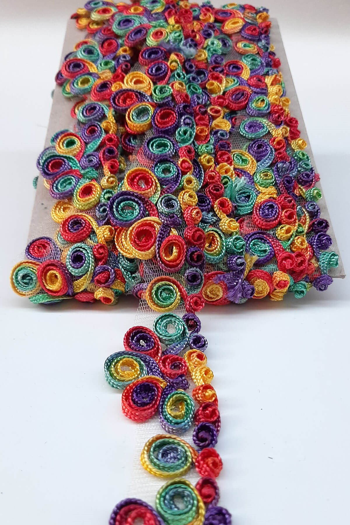 Renkli Küçük Sarmal Desenli Antik Şerit Güpür