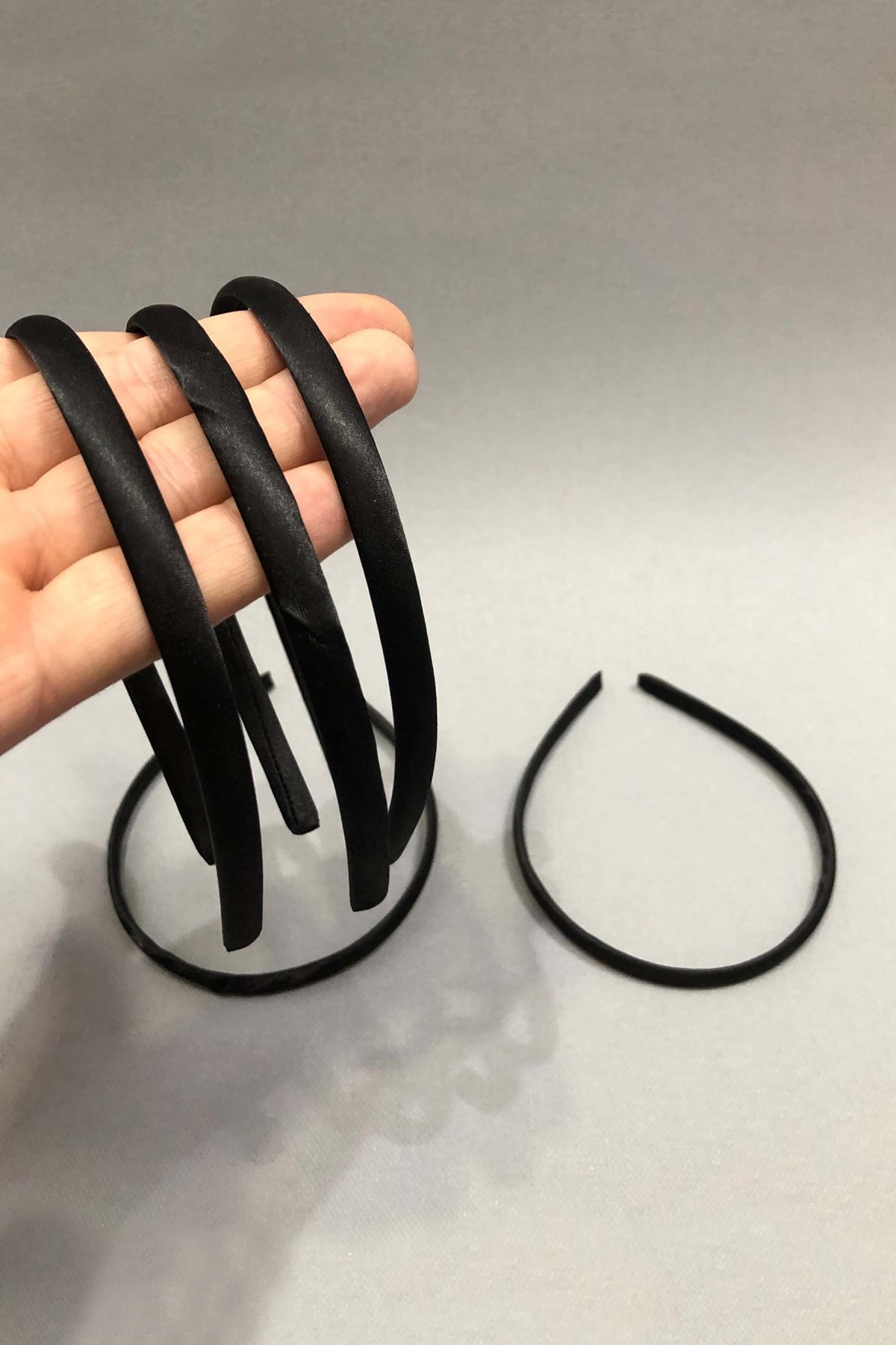 Siyah Renk Saten Taç