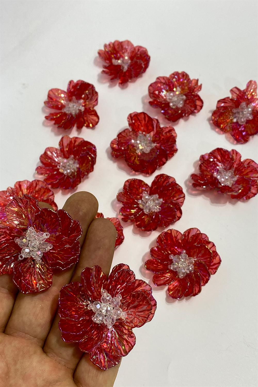 بروش اللؤلؤ المطرز بالكريستال على شكل أوراق اللؤلؤ