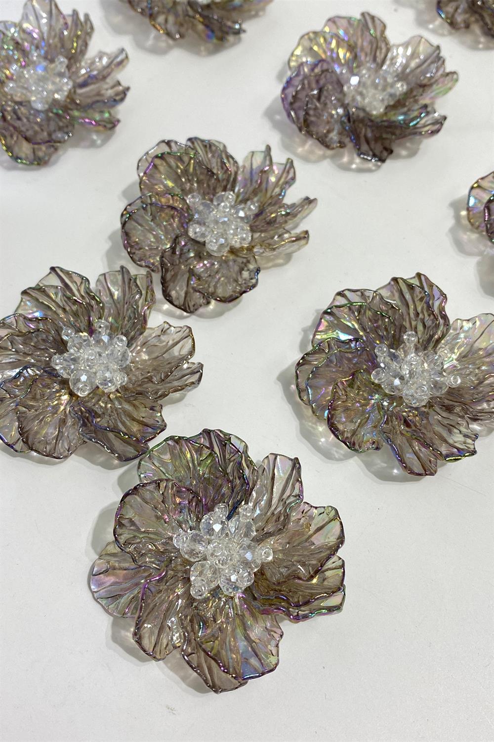 بروش اللؤلؤ المطرز بالكريستال على شكل أوراق اللؤلؤ