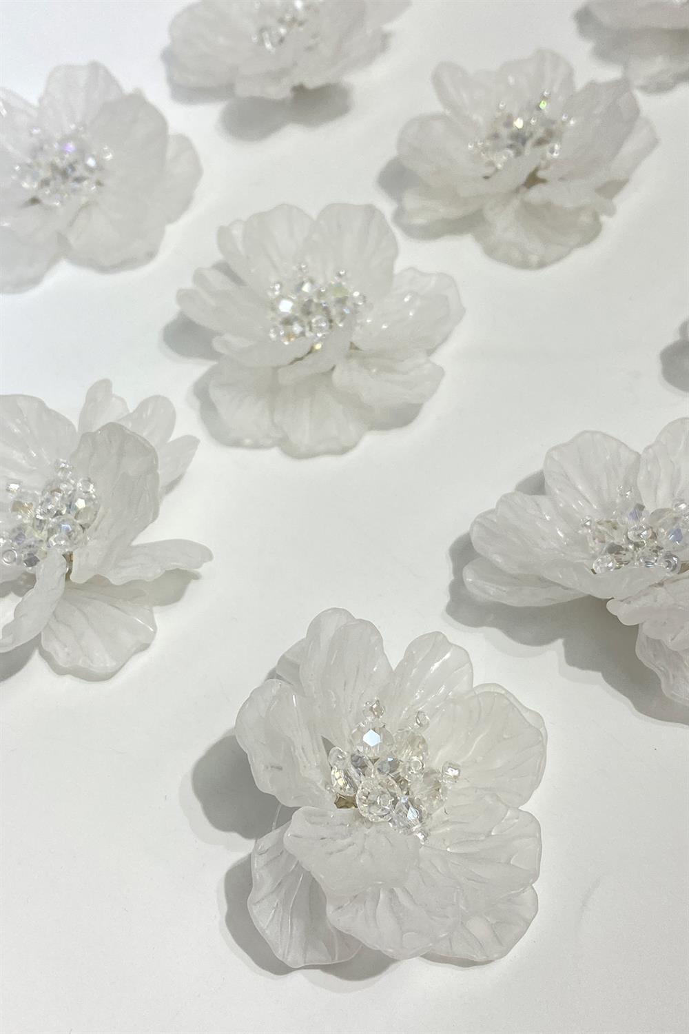 بروش اللؤلؤ المطرز بالكريستال على شكل أوراق اللؤلؤ