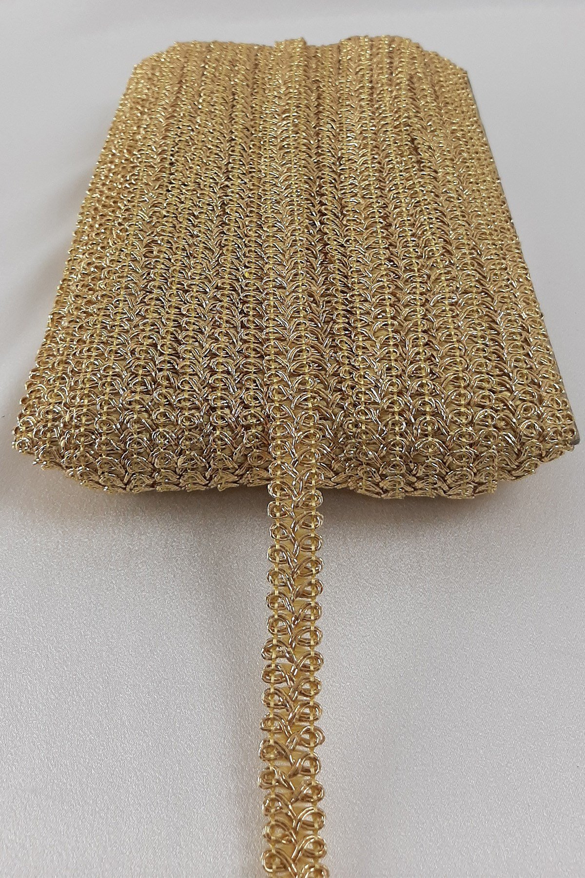 حجر مائي مزخرف باللون الأصفر الفضي