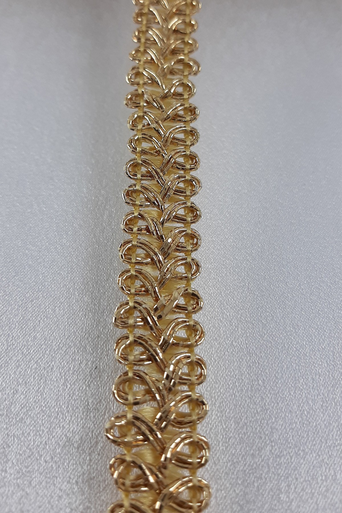 حجر مائي مزخرف باللون الأصفر الفضي