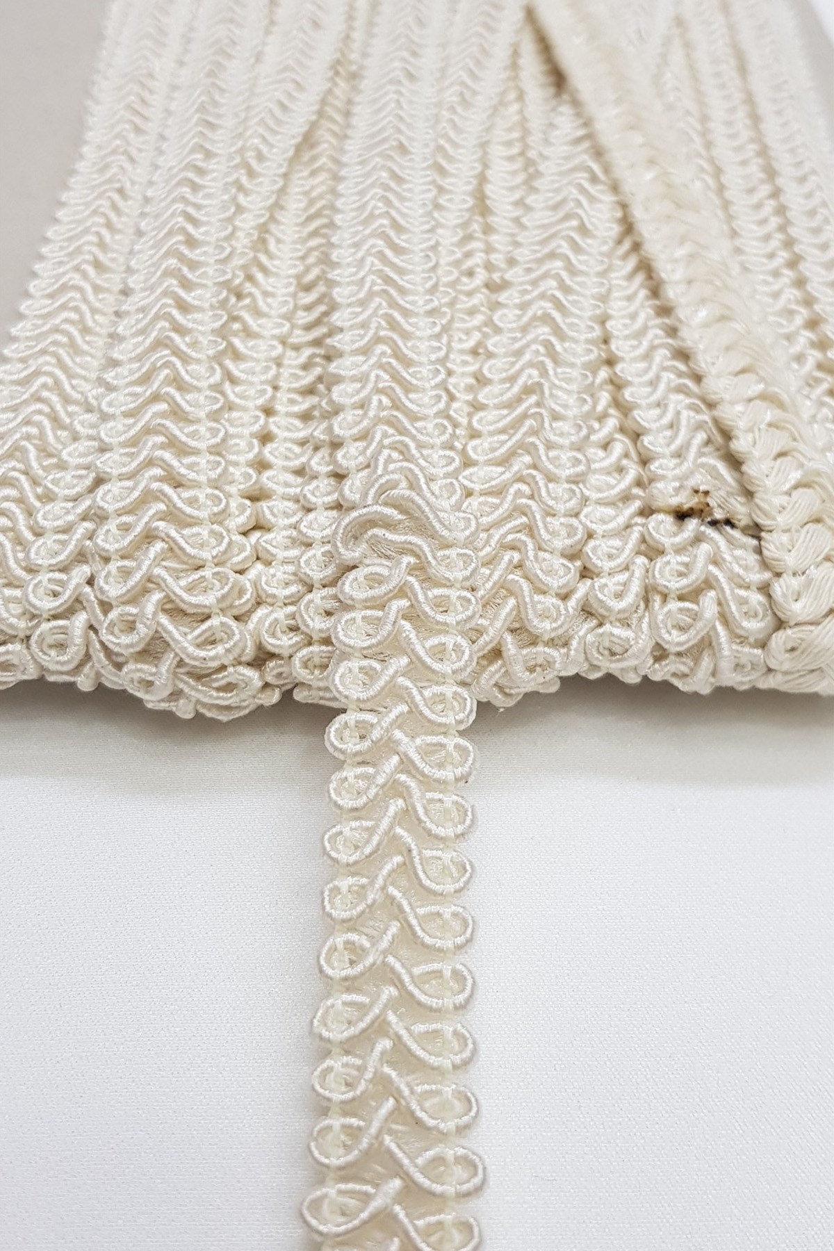 Cream Color Decorative Water Stone 1.50 cm
