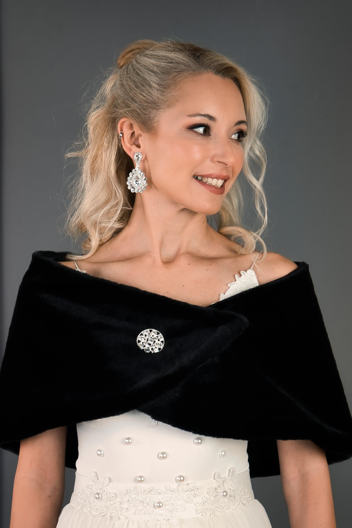 Black Brooch Fur Etol Bridal Bolero