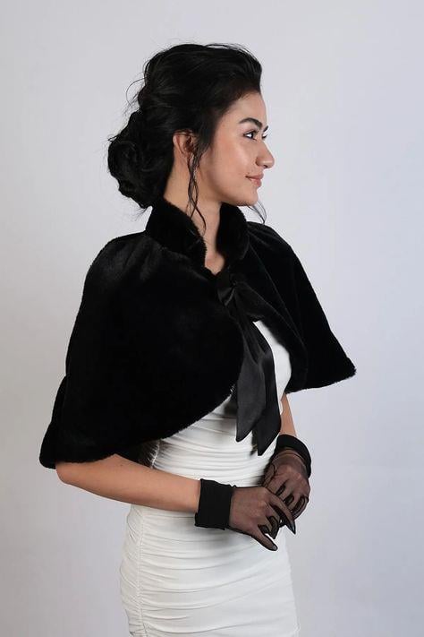 Siyah Kurdele Broşlu Gelin Bolero Kürkü